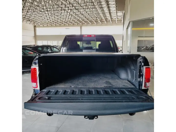 CLASSIC 5.7 V8 GASOLINA LARAMIE NIGHT EDITION CD 4X4 AUTOMÁT
