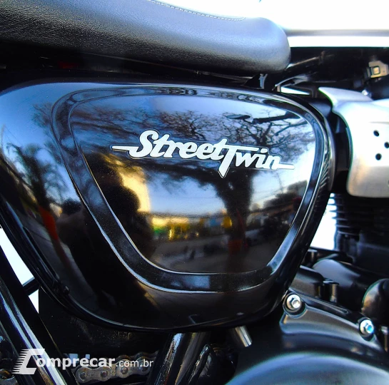 TRIUMPH STREET TWIN