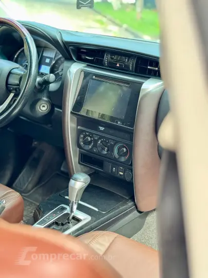 HILUX SW4 2.7 SR 4X2 7 Lugares 16V