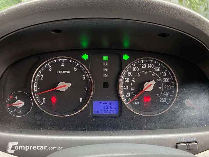 AZERA 3.3 MPFI GLS Sedan V6 24V