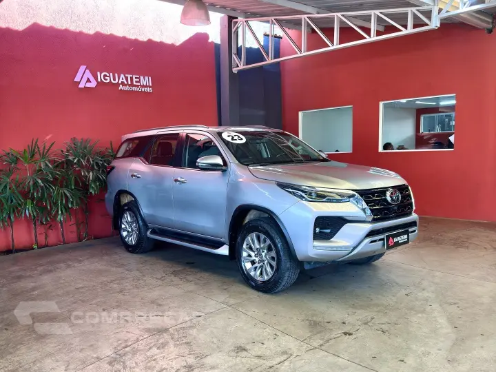 HILUX SW4 2.8 D-4D TURBO DIESEL SRX 7L 4X4 AUTOMÁTICO
