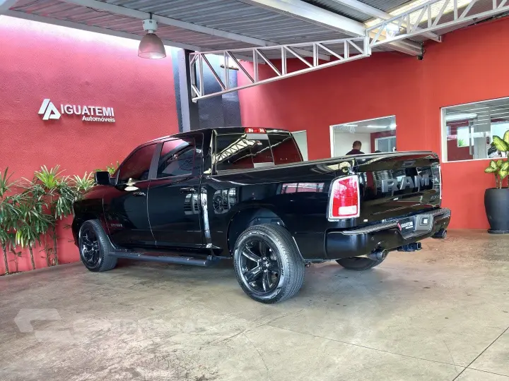 CLASSIC 5.7 V8 GASOLINA LARAMIE NIGHT EDITION CD 4X4 AUTOMÁT
