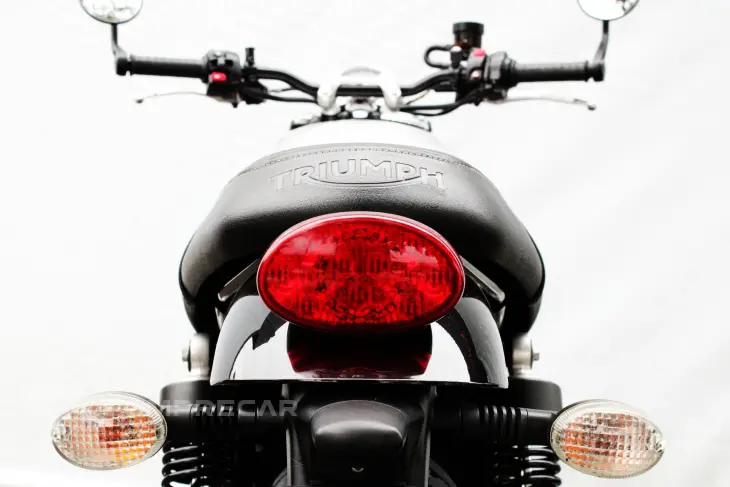 TRIUMPH STREET TWIN