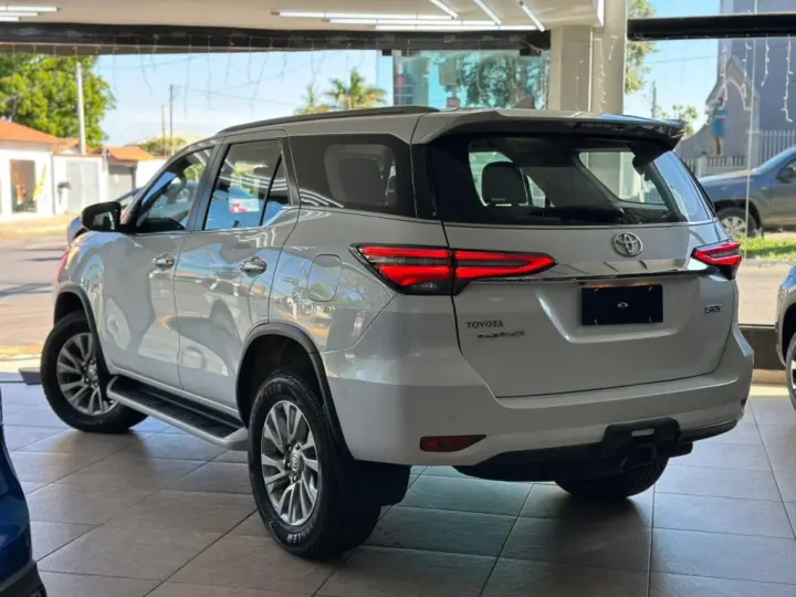 HILUX SW4 2.8 D-4D TURBO DIESEL SRX 7L 4X4 AUTOMÁTICO