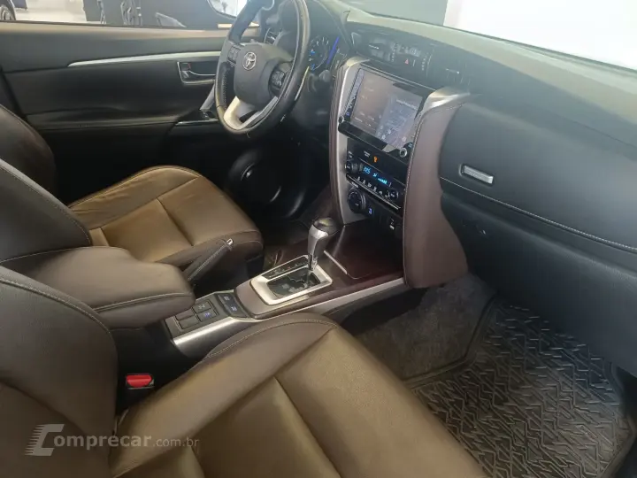 HILUX SW4 2.8 SRX 4X4 7 LUGARES 16V TURBO INTERCOOLER 4P AUT