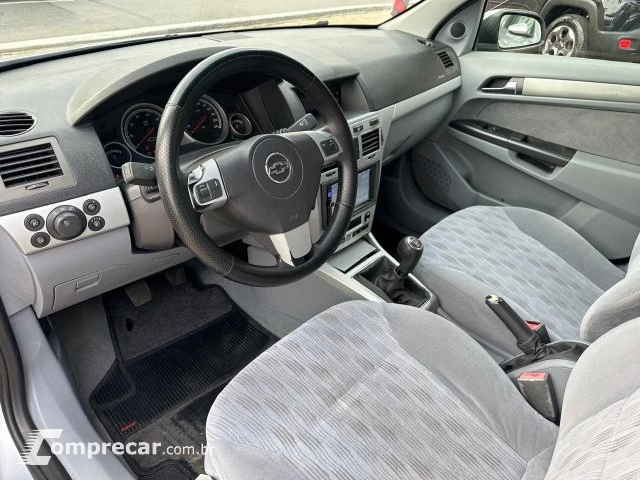 VECTRA SEDAN - 2.0 MPFI ELEGANCE 8V 4P MANUAL