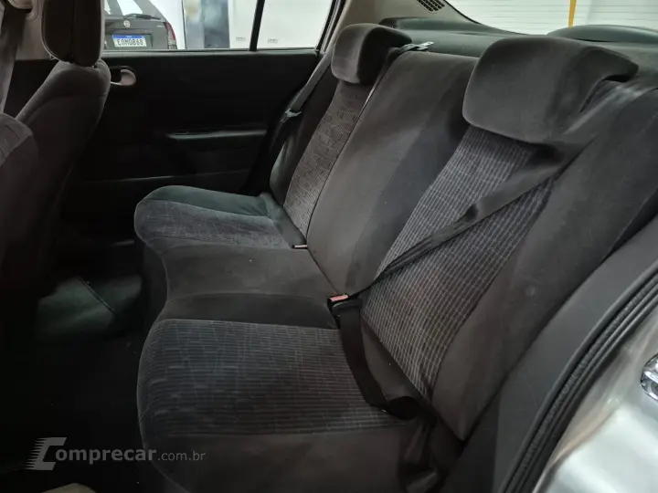 Megane Sedan Dynamique 1.6 16V (flex)