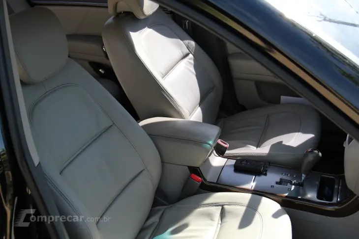 AZERA 3.3 MPFI GLS Sedan V6 24V