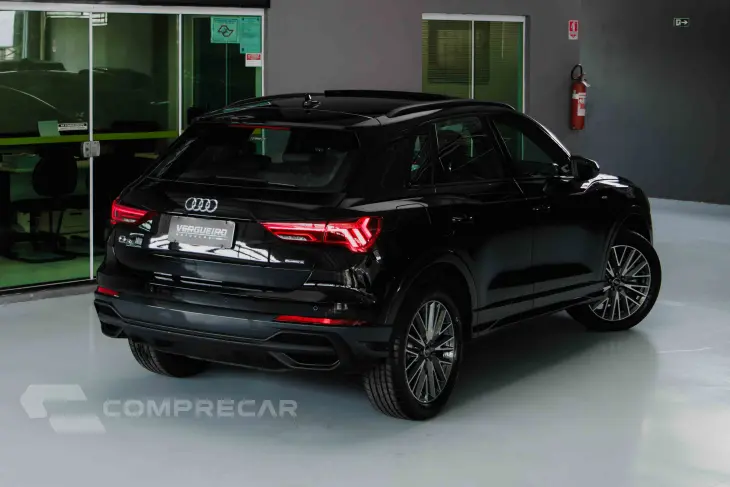 Q3 2.0 40 TFSI Performance Black Quattro