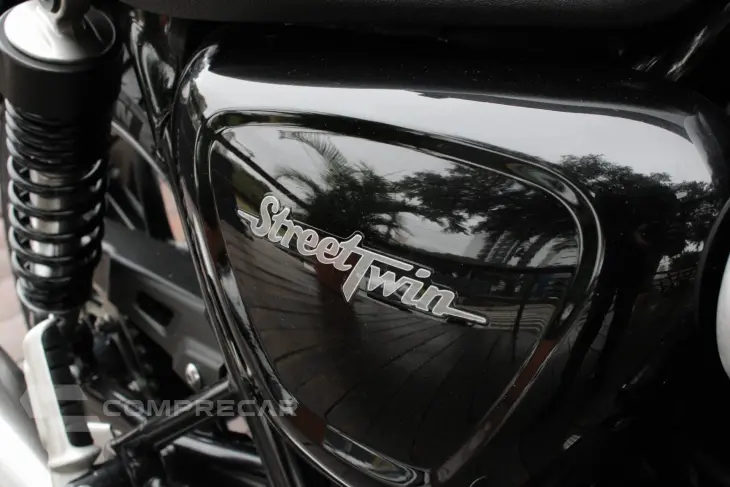 TRIUMPH STREET TWIN