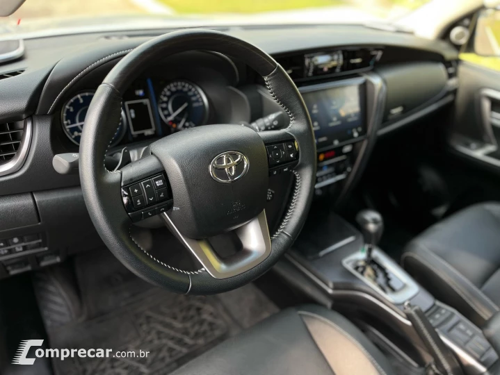 HILUX SW4 2.8 D-4D TURBO DIESEL SRX 4X4 AUTOMÁTICO