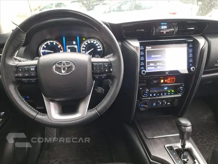 HILUX SW4 2.8 D-4D TURBO DIESEL SRX 7L 4X4 AUTOMÁ