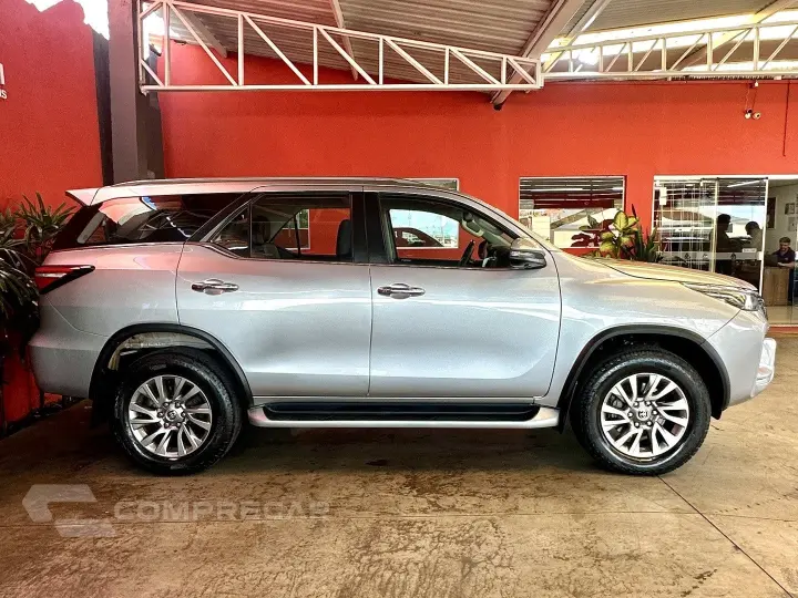 HILUX SW4 2.8 D-4D TURBO DIESEL SRX 7L 4X4 AUTOMÁTICO