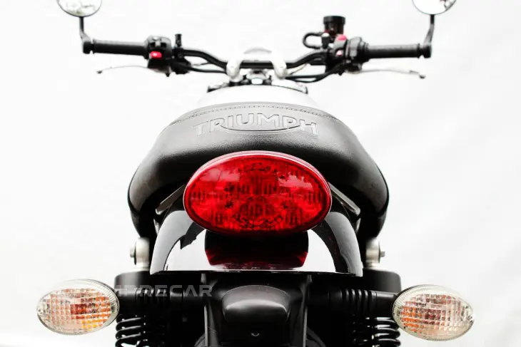 TRIUMPH STREET TWIN