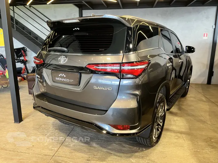 Hilux SW4 2.8 4P SRX 4X4 DIAMOND 7 LUGARES TURBO DIESEL AUTO