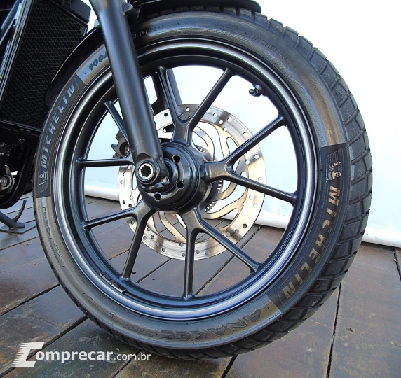 TRIUMPH STREET TWIN