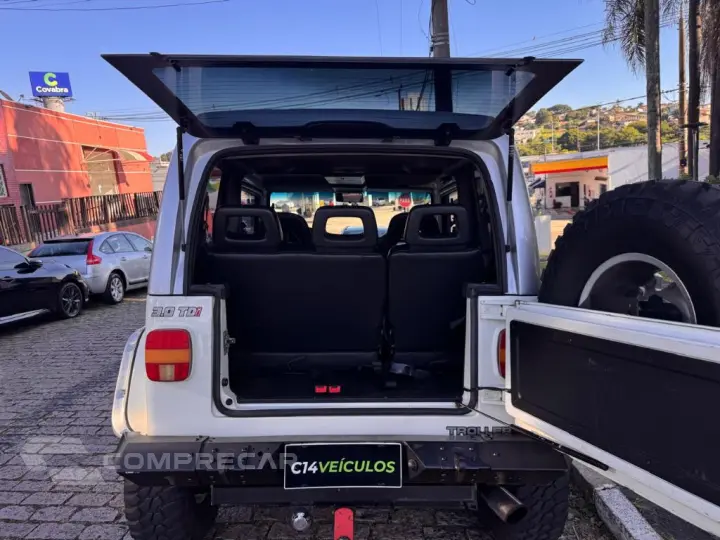 T-4 4x4 3.0 TB Int. Cap. Rígida Diesel