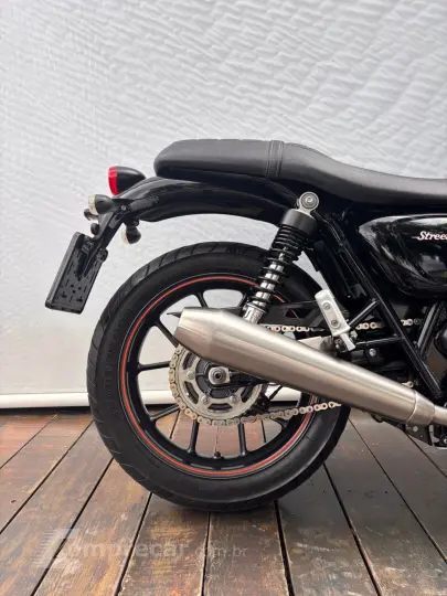 TRIUMPH STREET TWIN