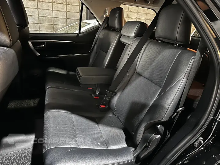 HILUX SW4 2.8 D-4D TURBO DIESEL SRX 7L 4X4 AUTOMÁTICO
