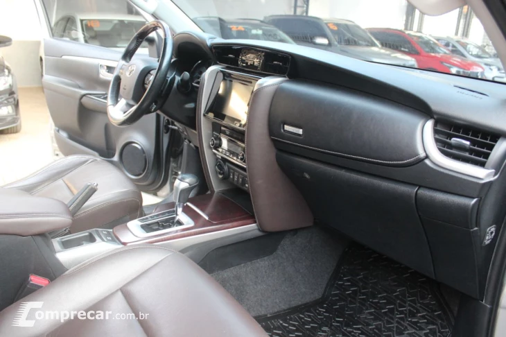 Hilux SW4 2.8 4P SRX 4X4 7 LUGARES TURBO DIESEL AUTOMÁTICO