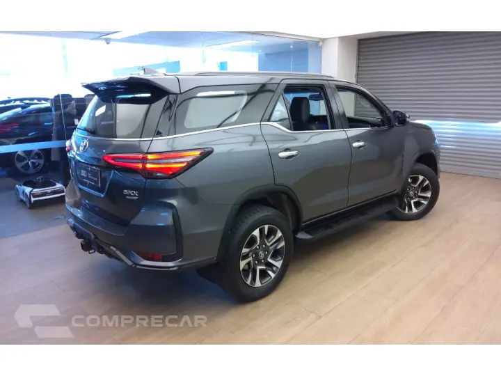HILUX SW4 2.8 D-4D TURBO DIESEL SRX PLATINUM 7L 4X4 AUTOMÁTI