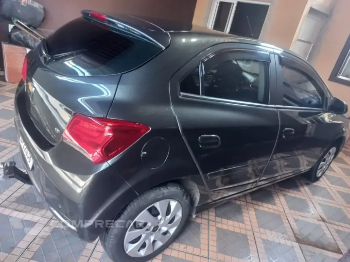 Onix 1.4 LT automático