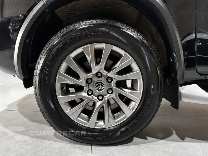 HILUX SW4 2.8 D-4D TURBO DIESEL SRX 7L 4X4 AUTOMÁTICO