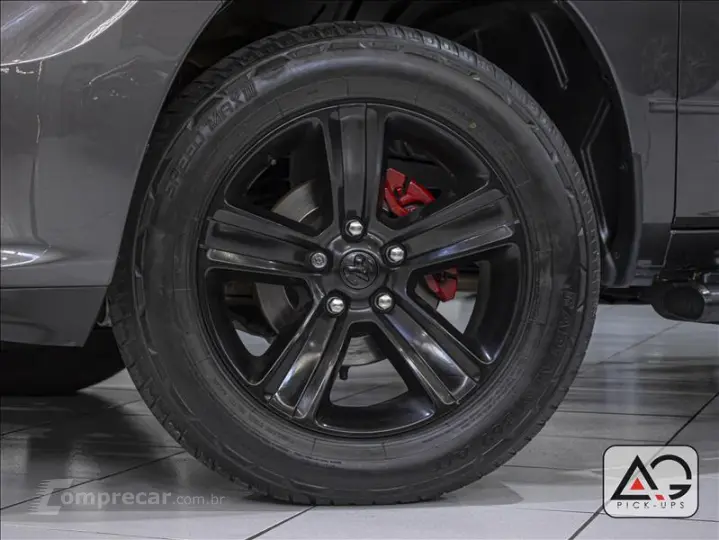 CLASSIC 5.7 V8 Laramie Night Edition CD 4X4