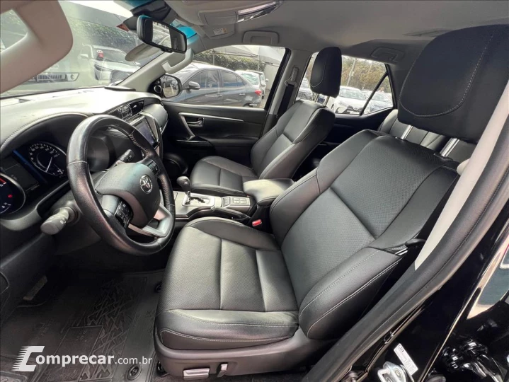 HILUX SW4 2.8 D-4D TURBO DIESEL SRX 7L 4X4 AUTOMÁ