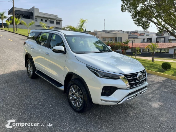 HILUX SW4 2.8 D-4D TURBO DIESEL SRX 4X4 AUTOMÁTICO