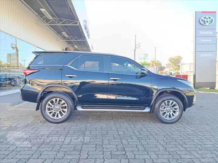 HILUX SW4 2.8 D-4D TURBO DIESEL SRX 7L 4X4 AUTOMÁ