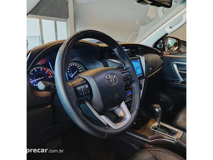 HILUX SW4 2.8 D-4D TURBO DIESEL SRX 7L 4X4 AUTOMÁTICO