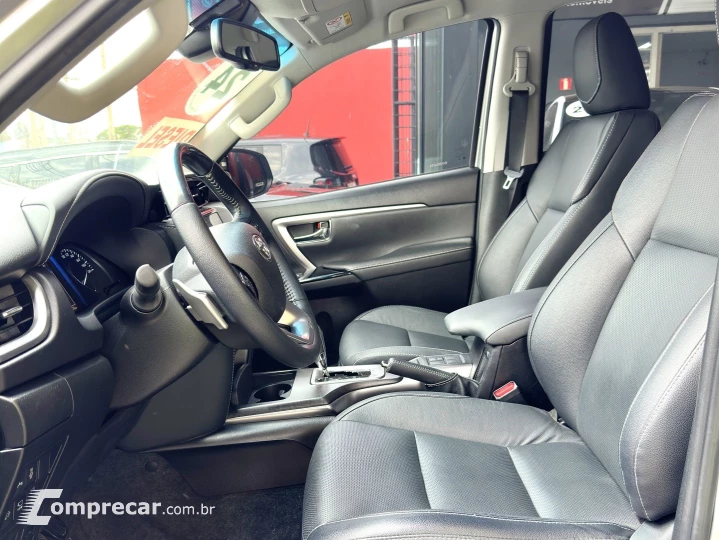 HILUX SW4 2.8 D-4D TURBO DIESEL SRX PLATINUM 7L 4X4 AUTOMÁTI