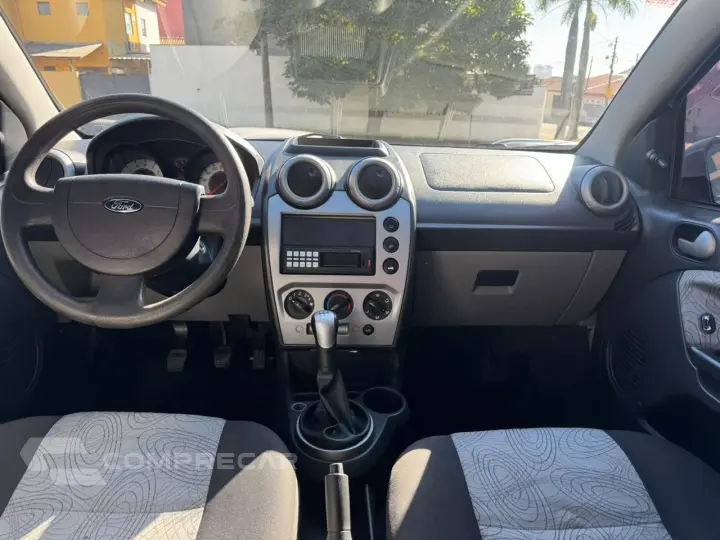 Fiesta Class sedan 1.6 Completo