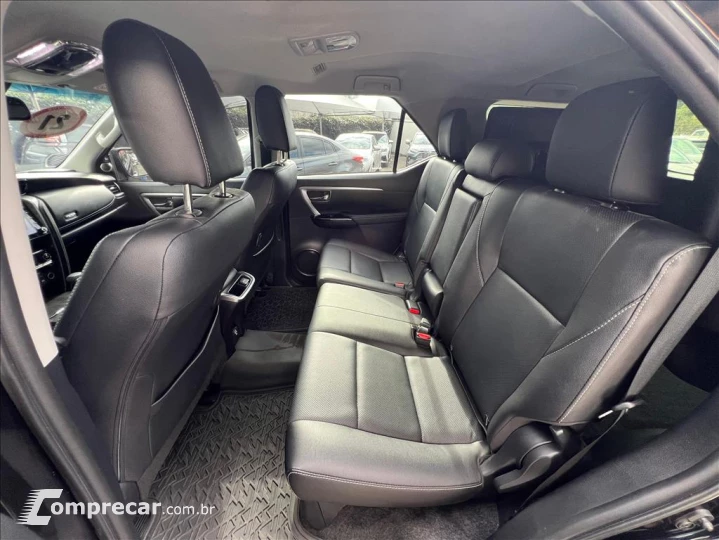 HILUX SW4 2.8 D-4D TURBO DIESEL SRX 7L 4X4 AUTOMÁ