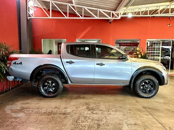 L200 TRITON 2.4 16V TURBO DIESEL OUTDOOR GLS CD 4X4 AUTOMÁTI