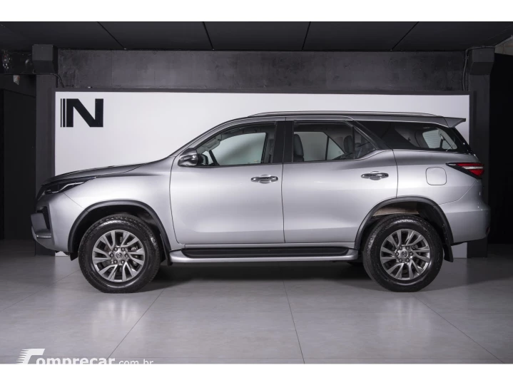 HILUX SW4 2.8 D-4D TURBO DIESEL SRX 7L 4X4 AUTOMÁTICO