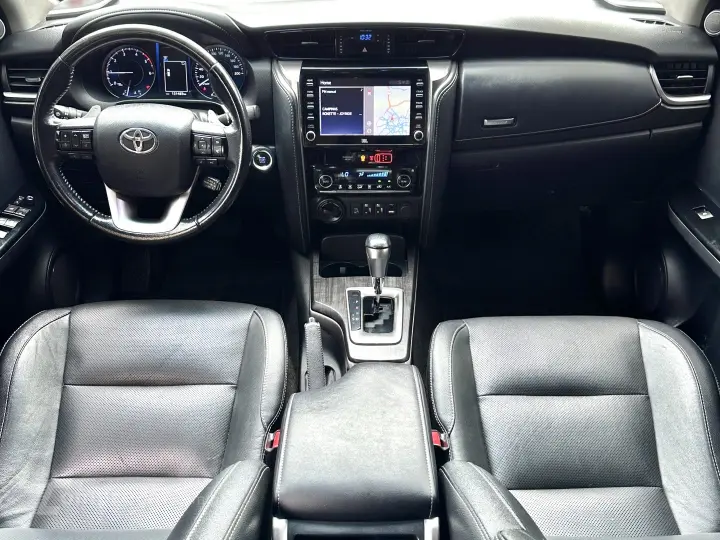 HILUX SW4 2.8 D-4D TURBO DIESEL SRX 7L 4X4 AUTOMÁTICO