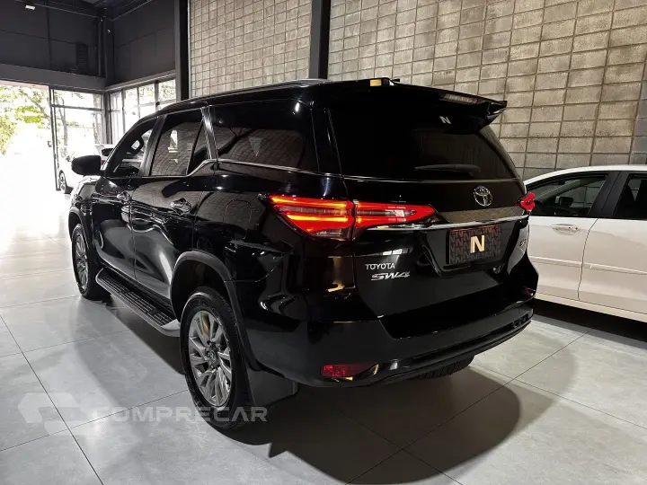 HILUX SW4 2.8 D-4D TURBO DIESEL SRX 7L 4X4 AUTOMÁTICO