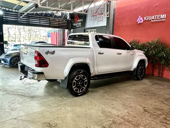 HILUX 2.8 D-4D TURBO DIESEL CD SRX PLUS 4X4 AUTOMÁTICO