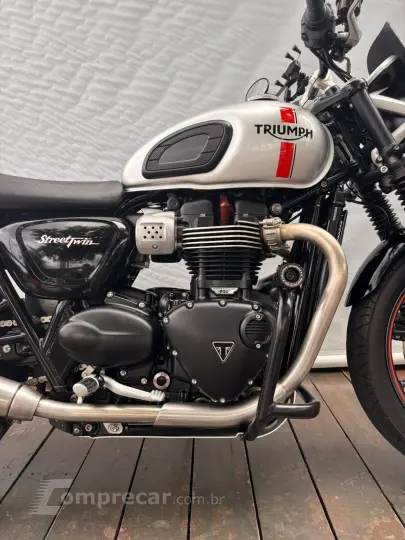 TRIUMPH STREET TWIN