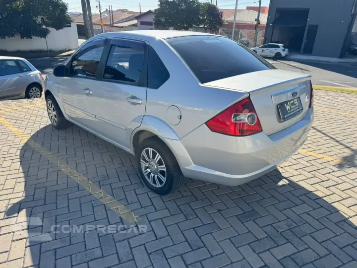 Fiesta Class sedan 1.6 Completo