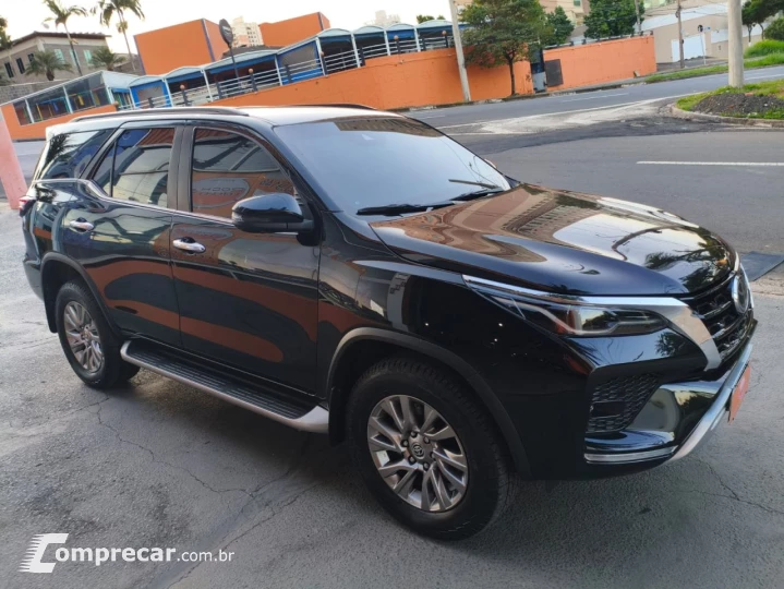 Hilux SW4 2.8 4P SRX 4X4 7 LUGARES TURBO DIESEL AUTOMÁTICO