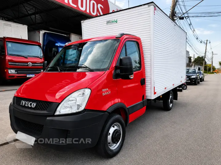 Daily 35s14 + Baú (CNH B)