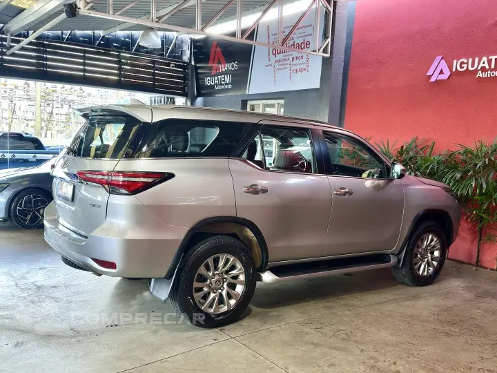 HILUX SW4 2.8 D-4D TURBO DIESEL SRX 7L 4X4 AUTOMÁTICO