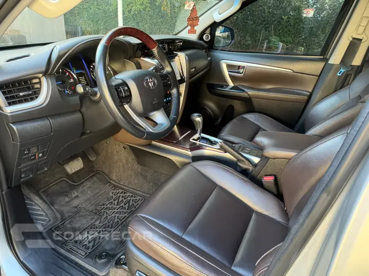 HILUX SW4 2.8 D-4d Turbo SRX 7L 4X4