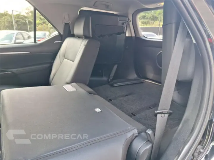 HILUX SW4 2.8 D-4D TURBO DIESEL SRX 7L 4X4 AUTOMÁ