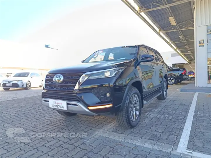 HILUX SW4 2.8 D-4D TURBO DIESEL SRX 7L 4X4 AUTOMÁ