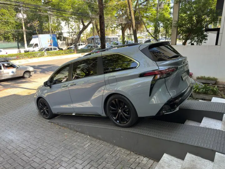 SIENNA 2.5 VVT-I Hybrid XSE