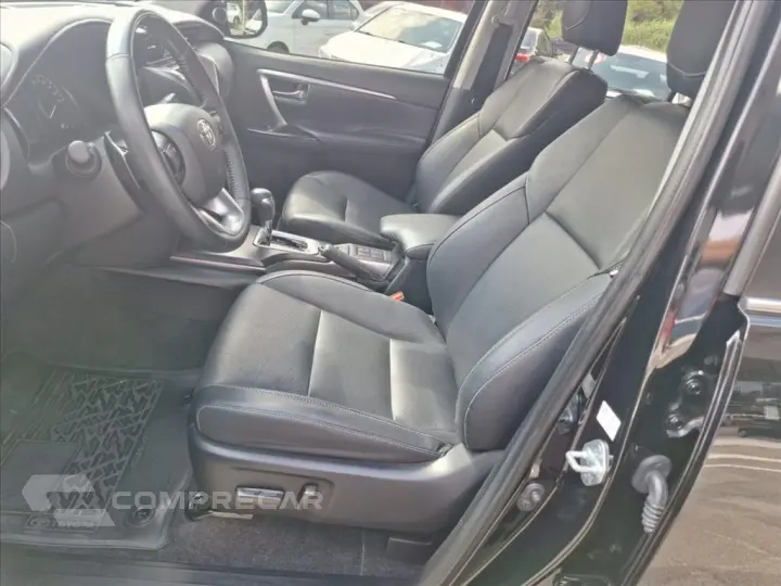 HILUX SW4 2.8 D-4D TURBO DIESEL SRX 7L 4X4 AUTOMÁ